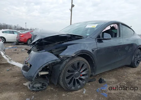 2024 Tesla Model Y Performance Dual Motor All-Wheel Drive z USA, uszkodzony, nr VIN 7SAYGDEF5RA330539